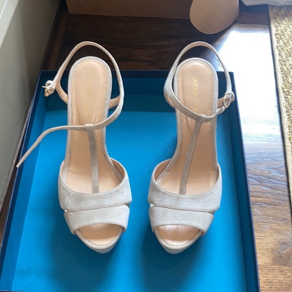 SERGIO ROSSI Suede Peep Toe T-strap Wedge Sandal In Off Grey - Picture 6 of 12